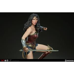 WONDER WOMAN: PREMIUM FORMAT FIGURE by SIDESHOW