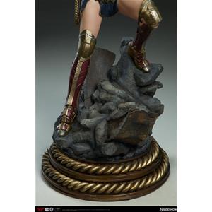WONDER WOMAN: PREMIUM FORMAT FIGURE by SIDESHOW
