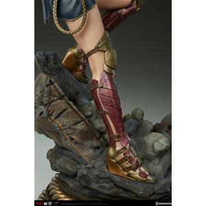 WONDER WOMAN: PREMIUM FORMAT FIGURE by SIDESHOW