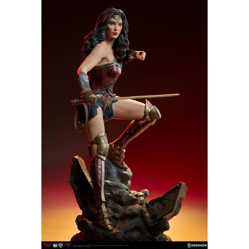 WONDER WOMAN: PREMIUM FORMAT FIGURE by SIDESHOW