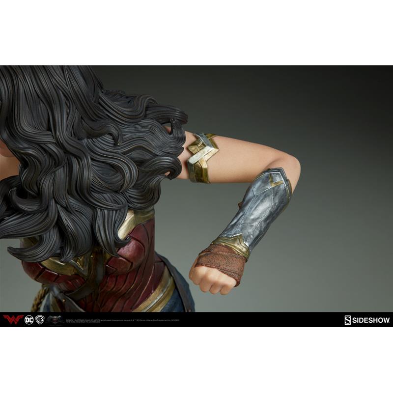 WONDER WOMAN: PREMIUM FORMAT FIGURE by SIDESHOW