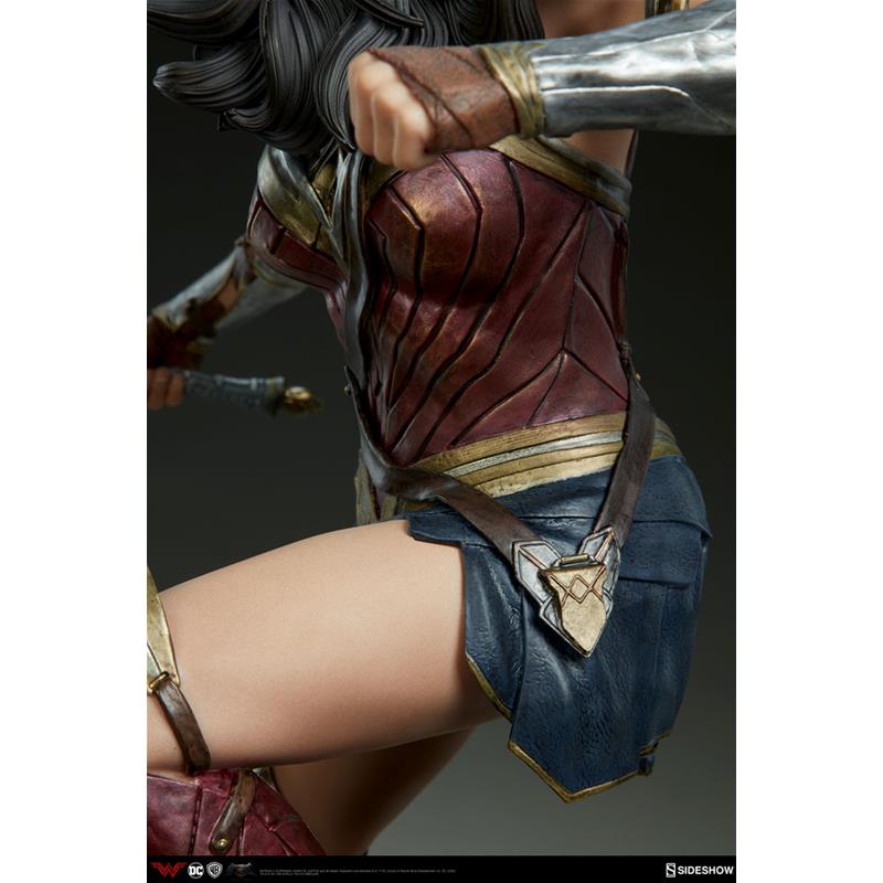 WONDER WOMAN: PREMIUM FORMAT FIGURE by SIDESHOW