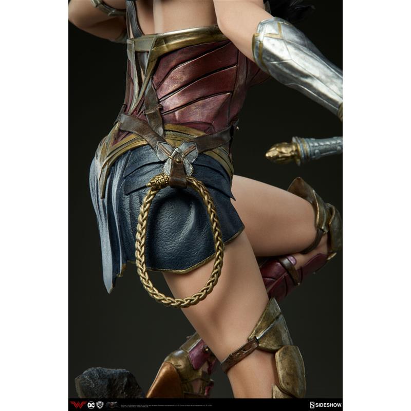 WONDER WOMAN: PREMIUM FORMAT FIGURE by SIDESHOW