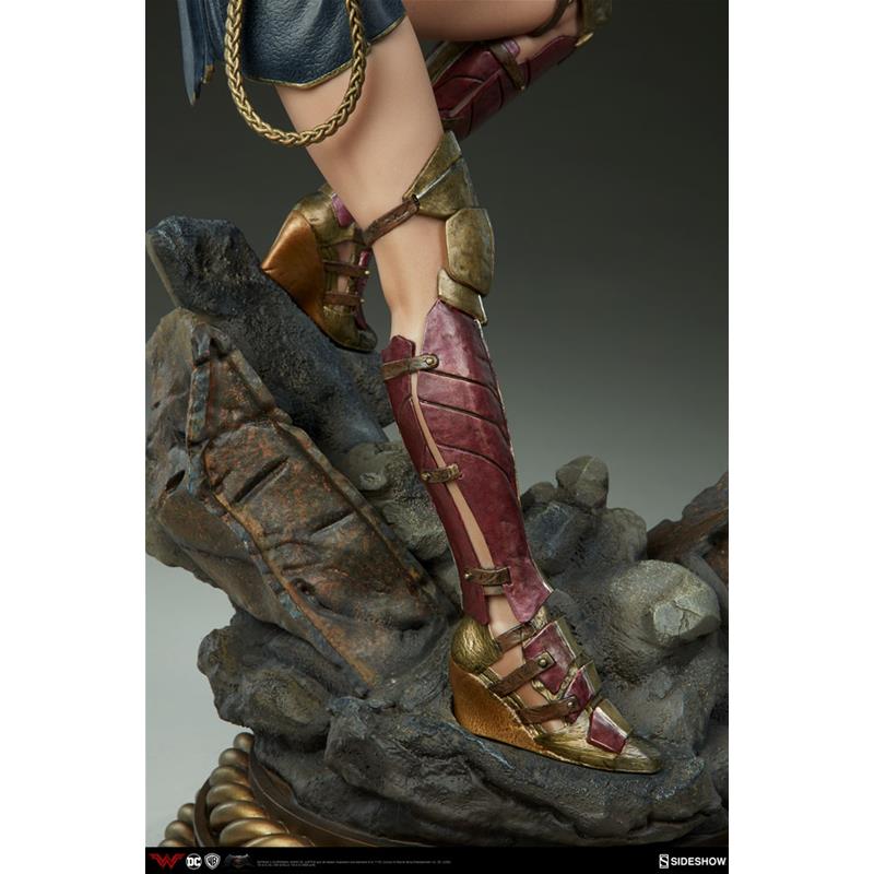 WONDER WOMAN: PREMIUM FORMAT FIGURE by SIDESHOW