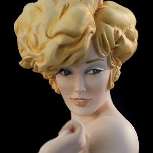 Mona Street Extra Infinite Statue