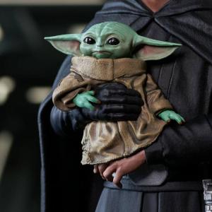 Star Wars: The Mandalorian 1:7 Luke Skywalker & Grogu Gentle Giant