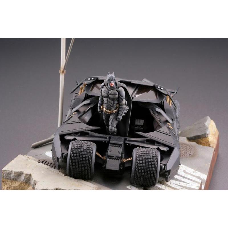 Batman Begins Legacy of Revoltech Diorama Batmobile Tumbler in Gotham City Kaiyodo