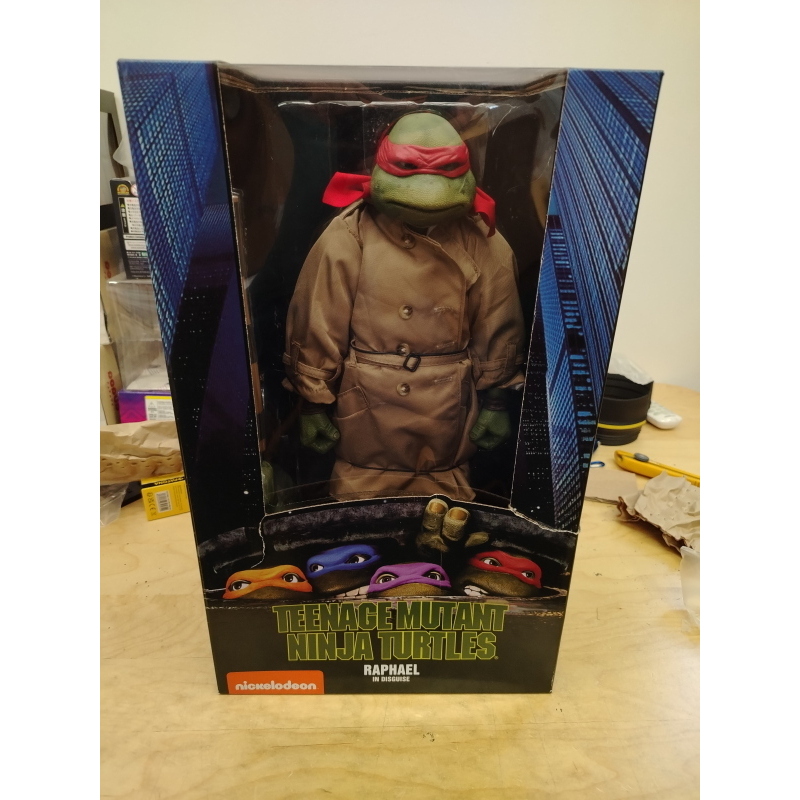 Teenage Mutant Ninja Turtles 1/4 Raphael Disguise Neca Damaged Box