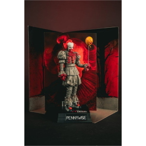 IT - Welcome to Derry Bloody Pennywise Movie Maniacs McFarlane Toys