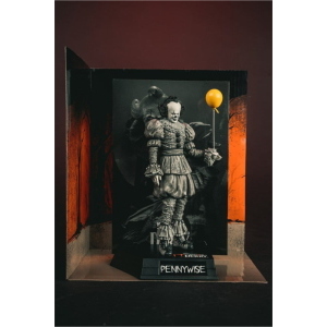 IT - Welcome to Derry Black & White Pennywise Movie Maniacs McFarlane Toys