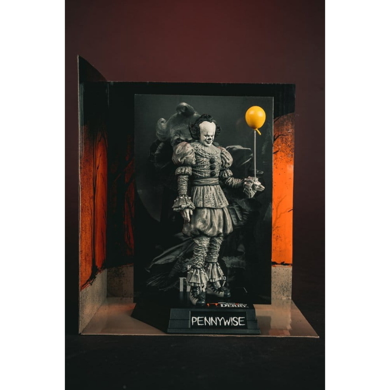 IT - Welcome to Derry Black & White Pennywise Movie Maniacs McFarlane Toys
