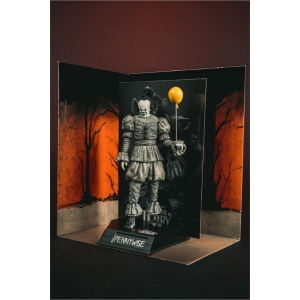 IT - Welcome to Derry Black & White Pennywise Movie Maniacs McFarlane Toys
