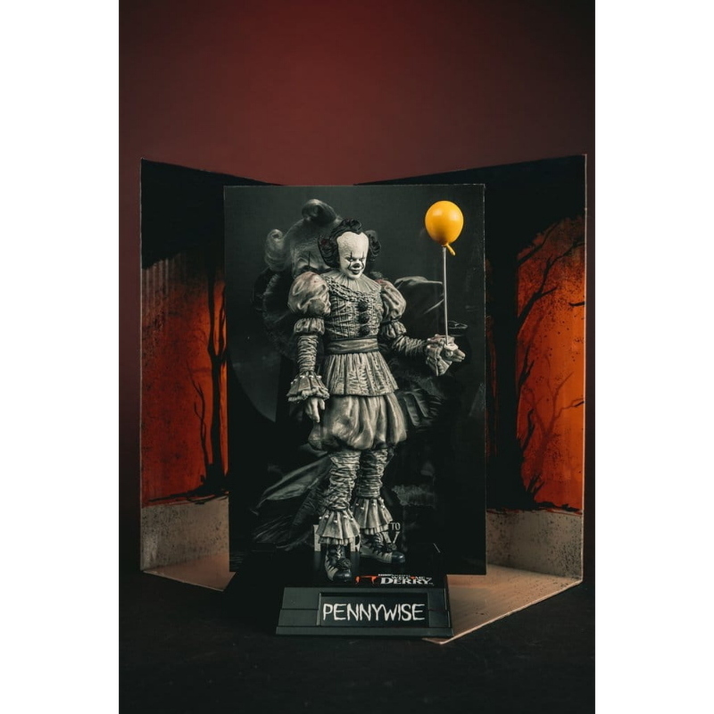 IT - Welcome to Derry Black & White Pennywise Movie Maniacs McFarlane Toys