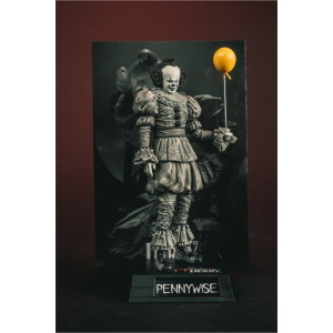 IT - Welcome to Derry Black & White Pennywise Movie Maniacs McFarlane Toys