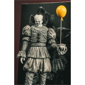 IT - Welcome to Derry Black & White Pennywise Movie Maniacs McFarlane Toys