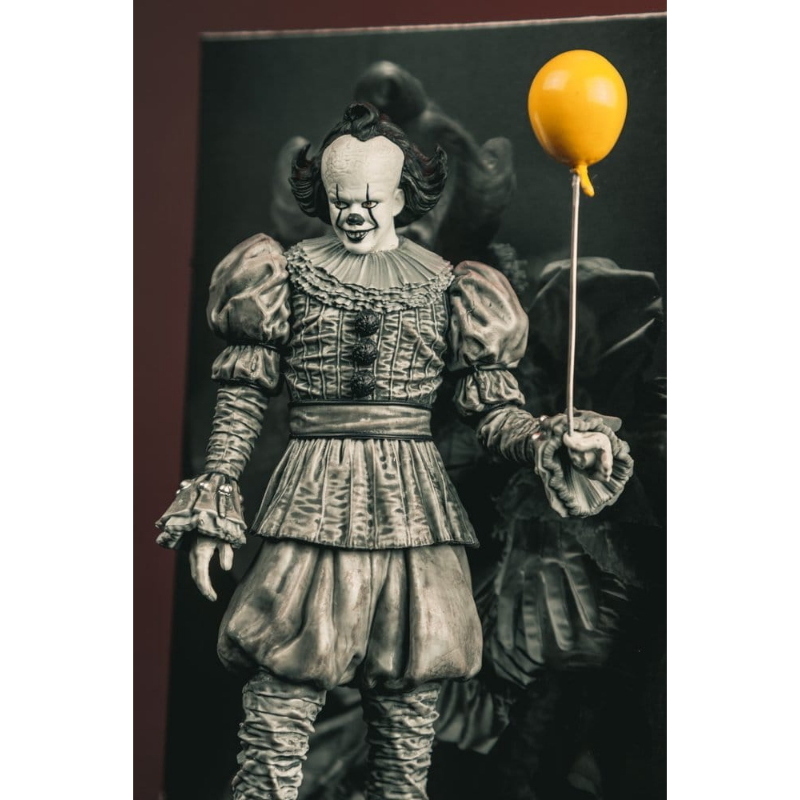 IT - Welcome to Derry Black & White Pennywise Movie Maniacs McFarlane Toys