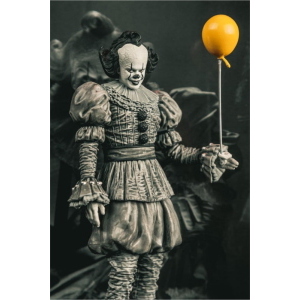 IT - Welcome to Derry Black & White Pennywise Movie Maniacs McFarlane Toys
