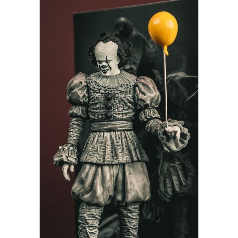 IT - Welcome to Derry Black & White Pennywise Movie Maniacs McFarlane Toys