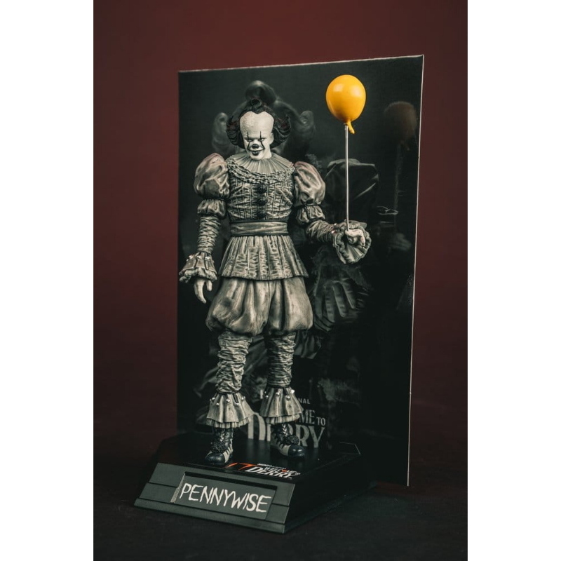 IT - Welcome to Derry Black & White Pennywise Movie Maniacs McFarlane Toys